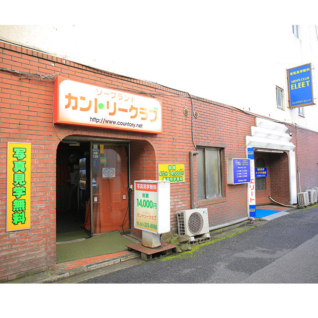 ファミリーマートの裏を真っ直ぐに進むと当店の看板が見えてきます。