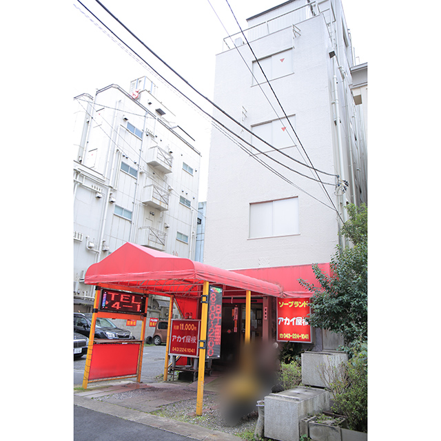 建物全体になります。
JR千葉駅東口から徒歩７分みゆき通りを抜ける目の前に河があります。