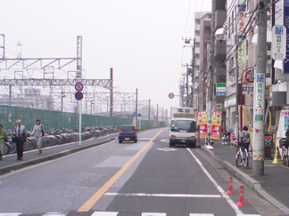 線路沿いに進むとカラオケが！
もうすぐ到着です。そのままもう少し真っ直ぐお進みください。