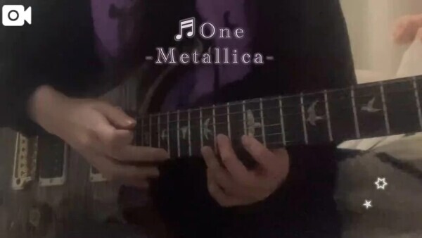 メタルを弾く女🎸