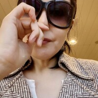 それでは（＾ν＾）では