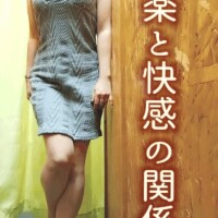 囁くように