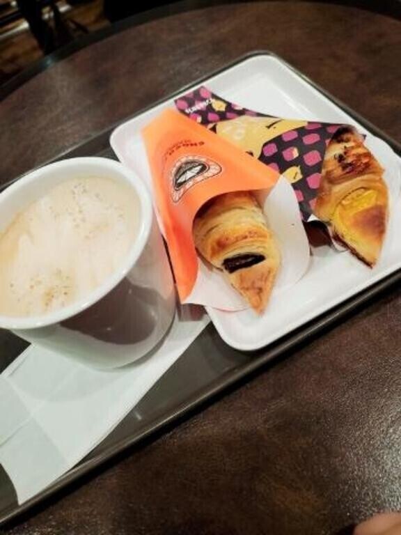 カフェで一息つきながら✧