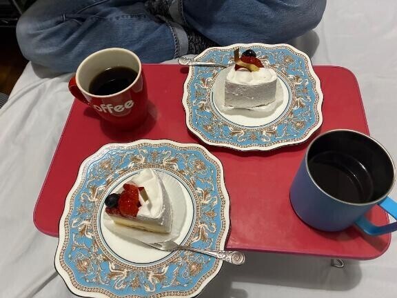 下僕がケーキを持って（＾ν＾）現れた！