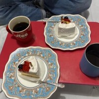 下僕がケーキを持って（＾ν＾）現れた！