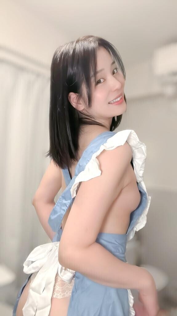 裸エプロンから横乳が