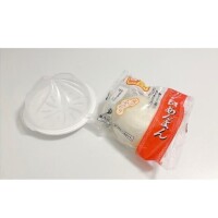 ふわふわの肉まんを頬張る朝