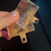 これ携帯のぶら下げる下に入れるやつです