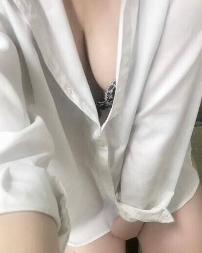 勃起したをトロトロの舌で舐めちゃう‪