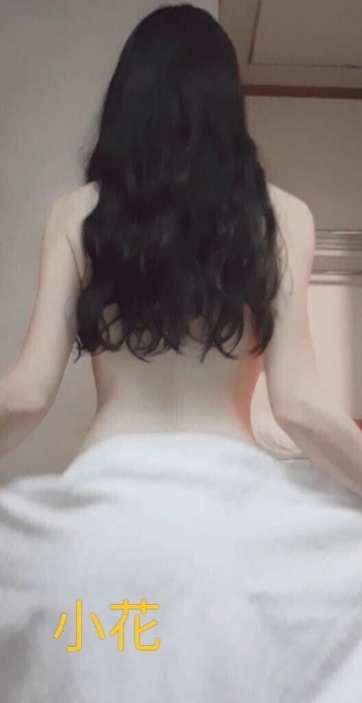 寝起きで……