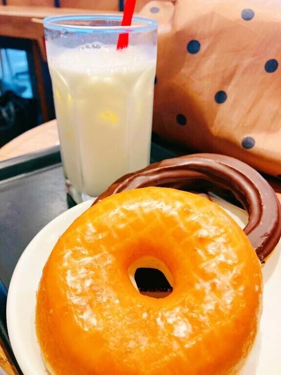 牛乳を飲んでいます・・笑