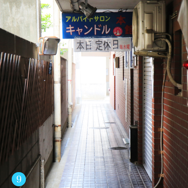 ⑨中に入り進んでいただくと当店の青い看板が目印で入口になっています