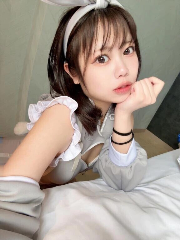 分厚い唇で濃厚なキスしよ