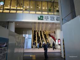 JR千葉駅東口の改札を出るとロータリーがあります。