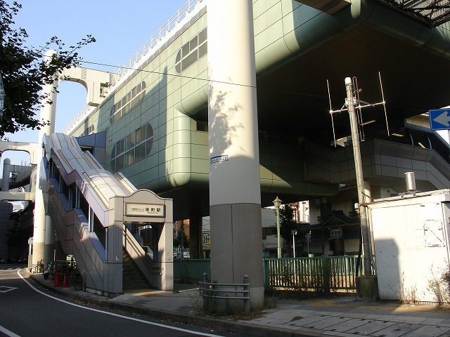 少し歩くと千葉都市モノレールの栄町駅の高架下の到着します