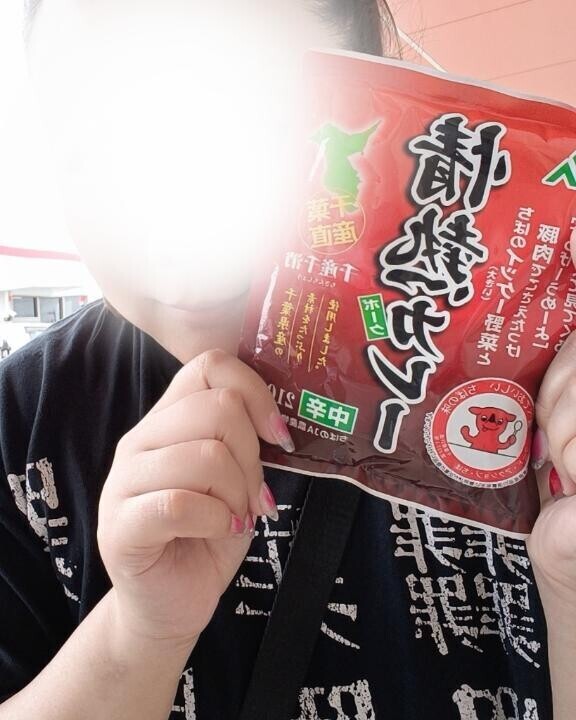 また変なシャツを着てる