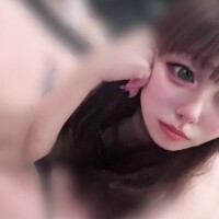 隣で?