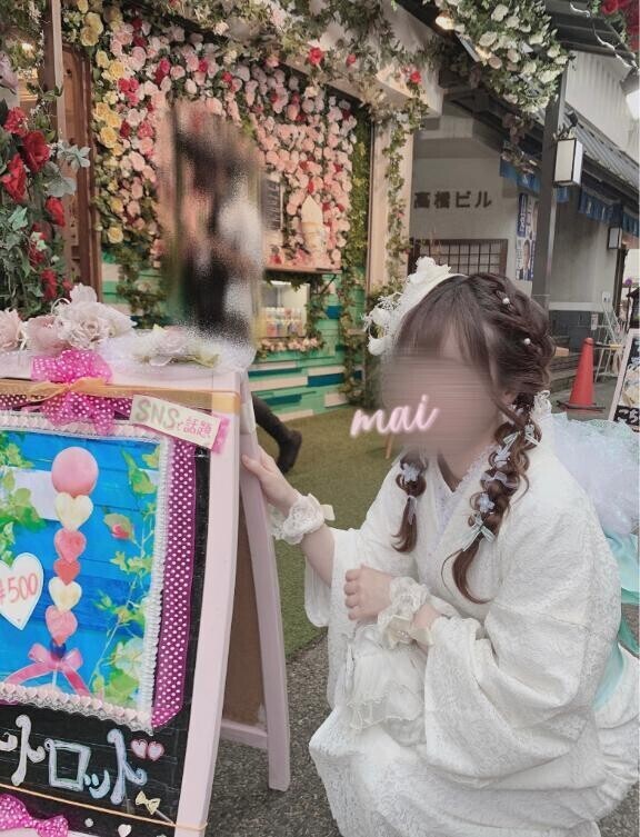 花屋の軒先にカーネーションが並ぶ季節となりました。