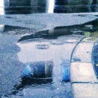 雨がりの空と