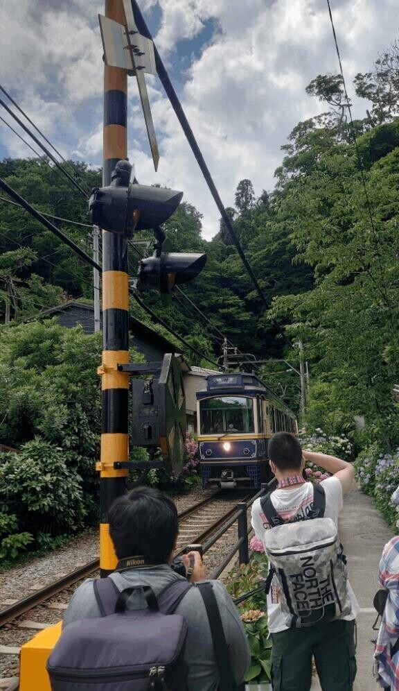 つられて