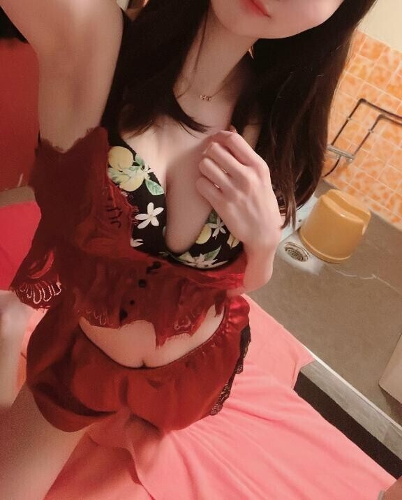 触れなくても伝わる、仕事後の色気🌙