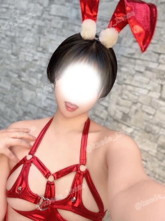 こんな激エロ♡コスプレも持っているのです