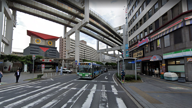 千葉駅東口からフクロウ交番前の横断歩道を渡って左折してジョナサン前を通過してすぐに右折出来る路地を曲がります。