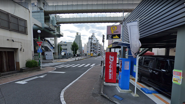 モノレール栄町駅が出てきたら橋を渡る手前を左折して突き当りまで真っすぐ行きます。