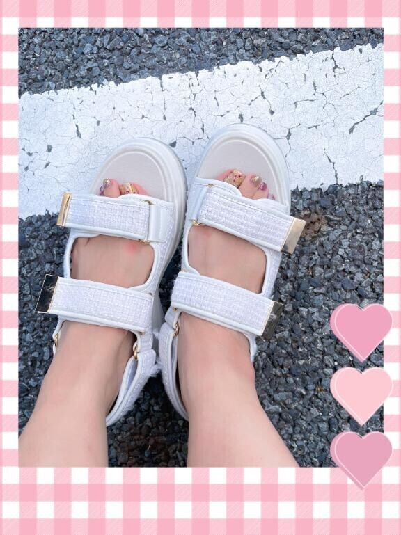 おろしたての真っ白サンダル??
