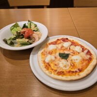 サラダとうすパリピザ🍕