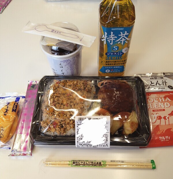 ちょっと遅めのお昼ゴハンです🥢