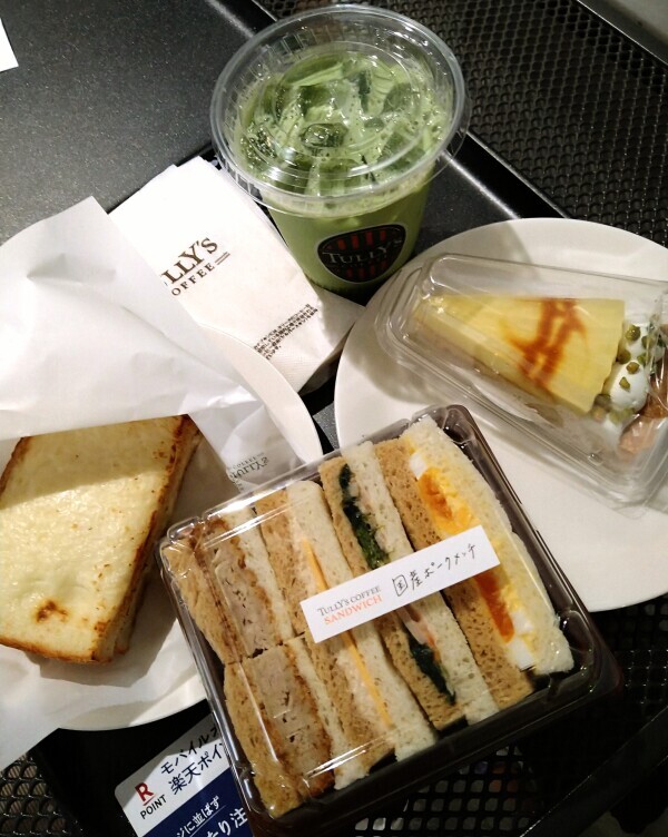 珍しくパン朝食🥪😋