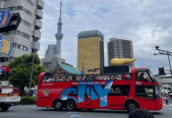 ✧ =͟͟͞͞ (∩'-'⊂ )