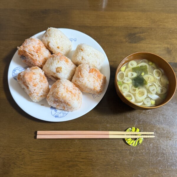 朝ごはんはおにぎりとお味噌汁??
