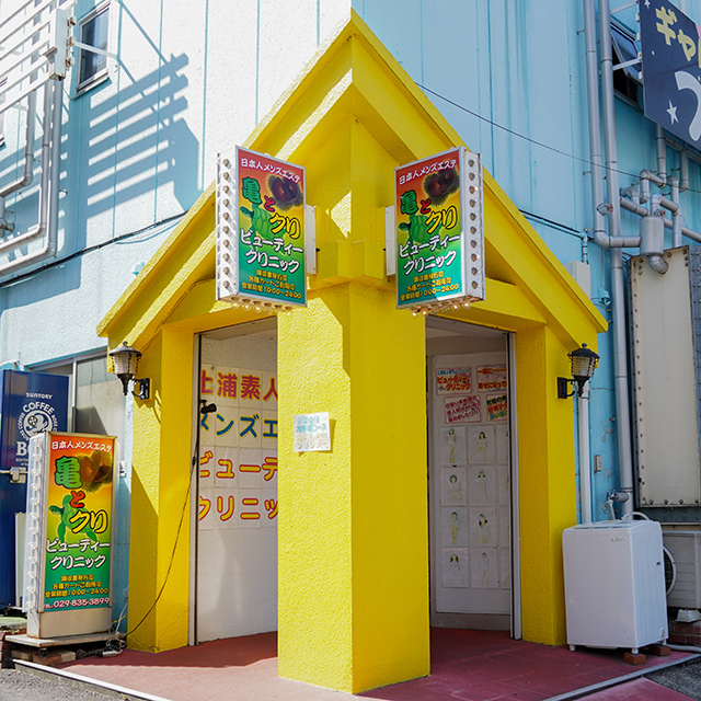 きらら通りを駅の方から歩いてきますと
無料案内所さんが見えてきます。
無料案内所の手前の小道を左に
曲がって頂いて30秒ほど歩いていただくと
極妻さんを正面に
見て右側正面！！