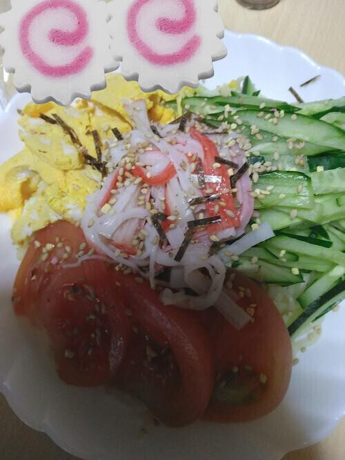 今年初の冷やし中華とともにご挨拶🦋😚