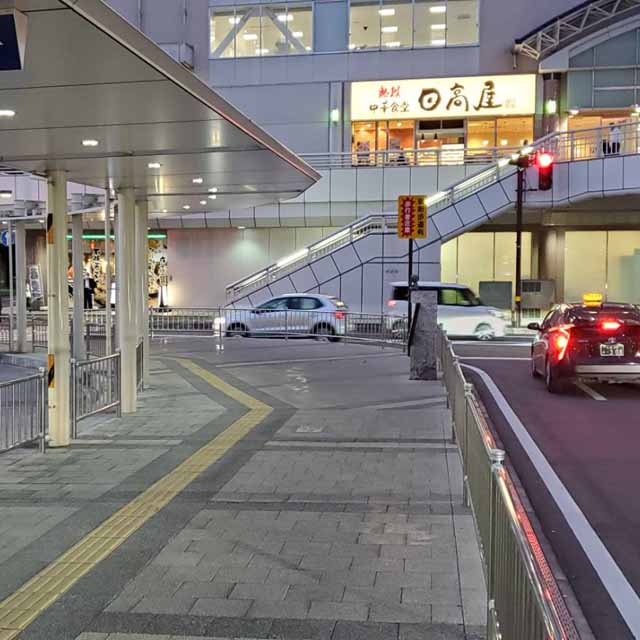 土浦駅西口を出ます。バスロータリーの出口を目指して道なりに進みます。