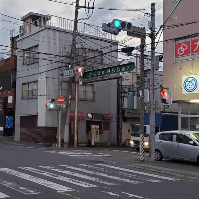 次の信号を右に入ると
きらら通りと頭上に書いてますのでこちらが桜町の風俗街の入り口になります。