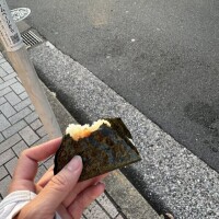 おにぎり食べながら帰るゆいぴ❣️