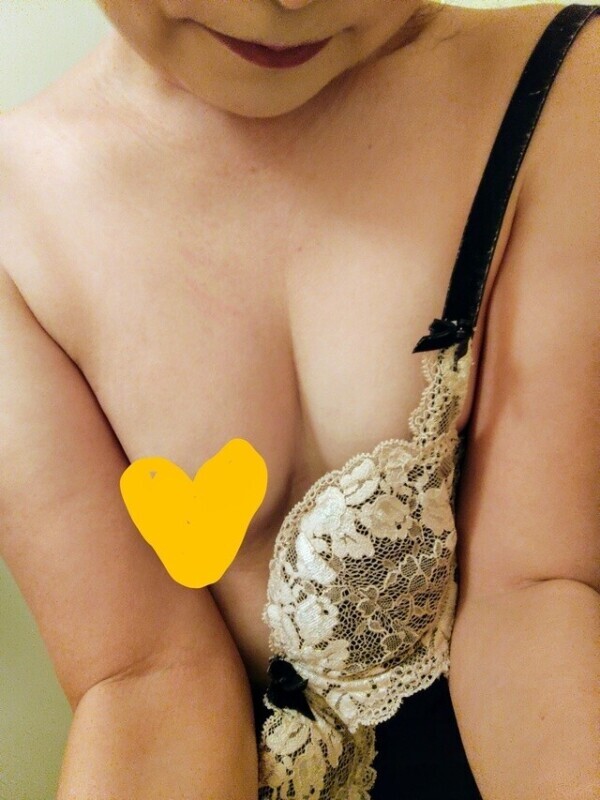 胸見せちゃいます