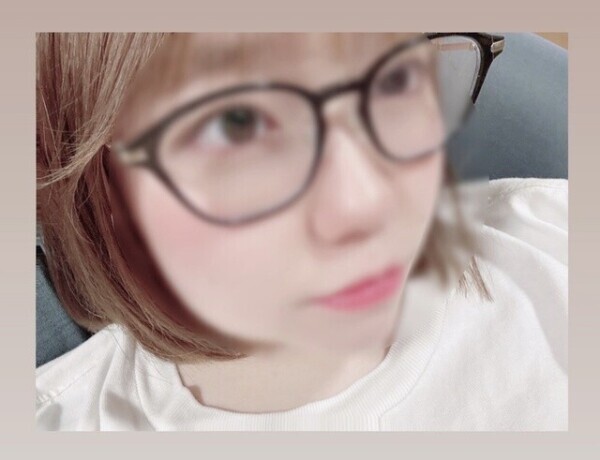 スッピンメガネオンナ
