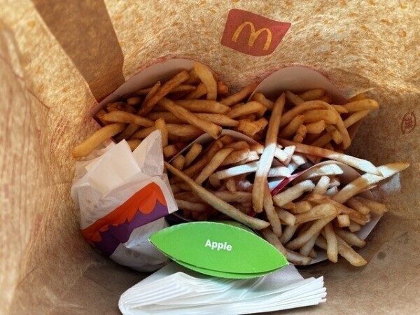 お昼ごはーーーん🍔🍟4399