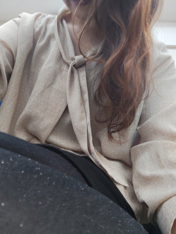 服は清楚な感じです
