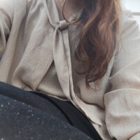 服は清楚な感じです