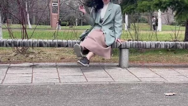 隣にそっと手をおいて見入って。