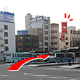 1. 土浦駅西口を出て左側に見える赤い看板を目指して進みます。