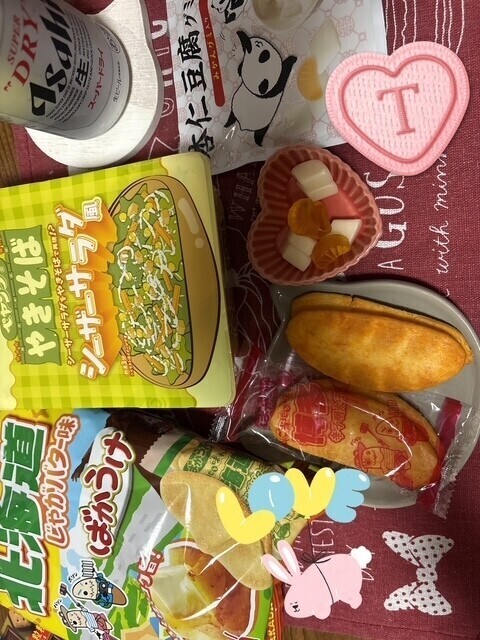 限定ペヤングとお菓子