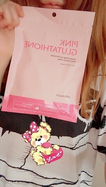 美容アイテムとチーズスナック