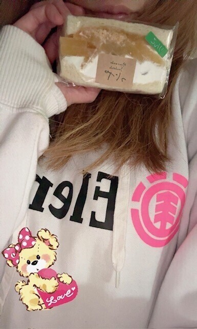 サンドイッチと飲むヨーグルト