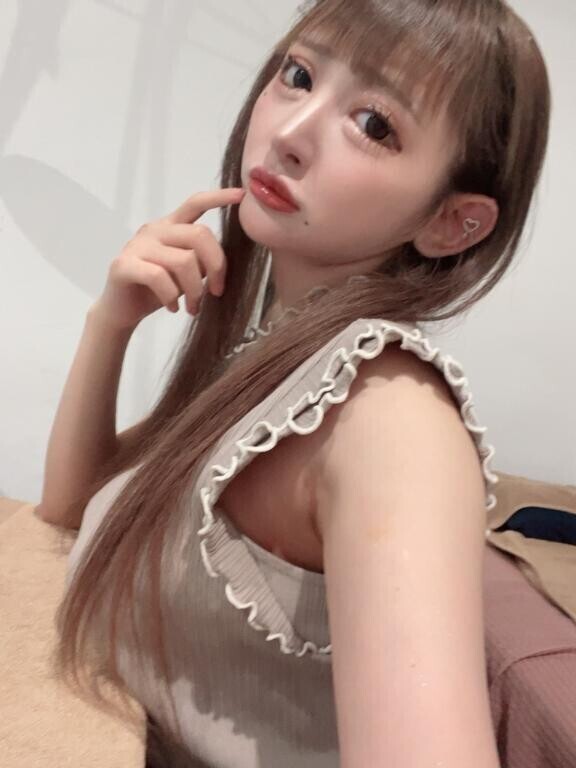 おっパイ乗せてます。